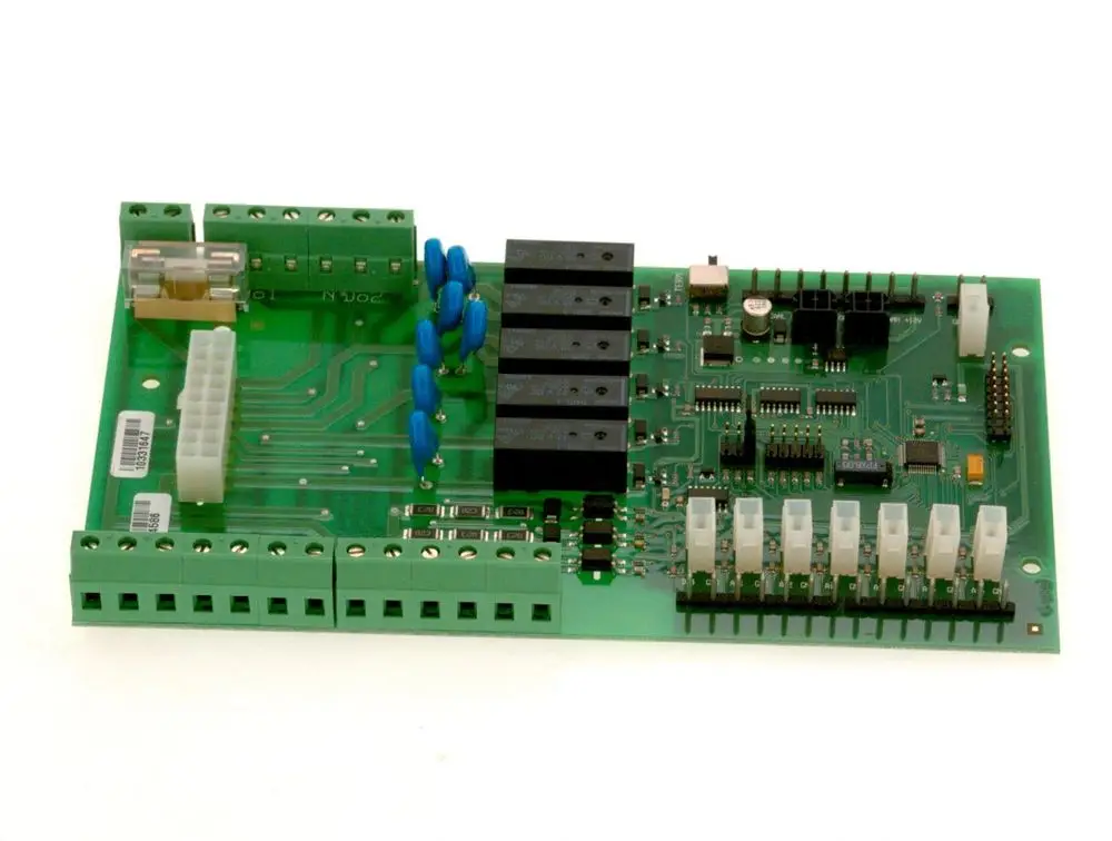 Leiterplatte von Bosch mit verschiedenen Anschlussklemmen, Kondensatoren und Relais. Die Platine enthält komplexe elektronische Schaltungen für spezifische Anwendungen.